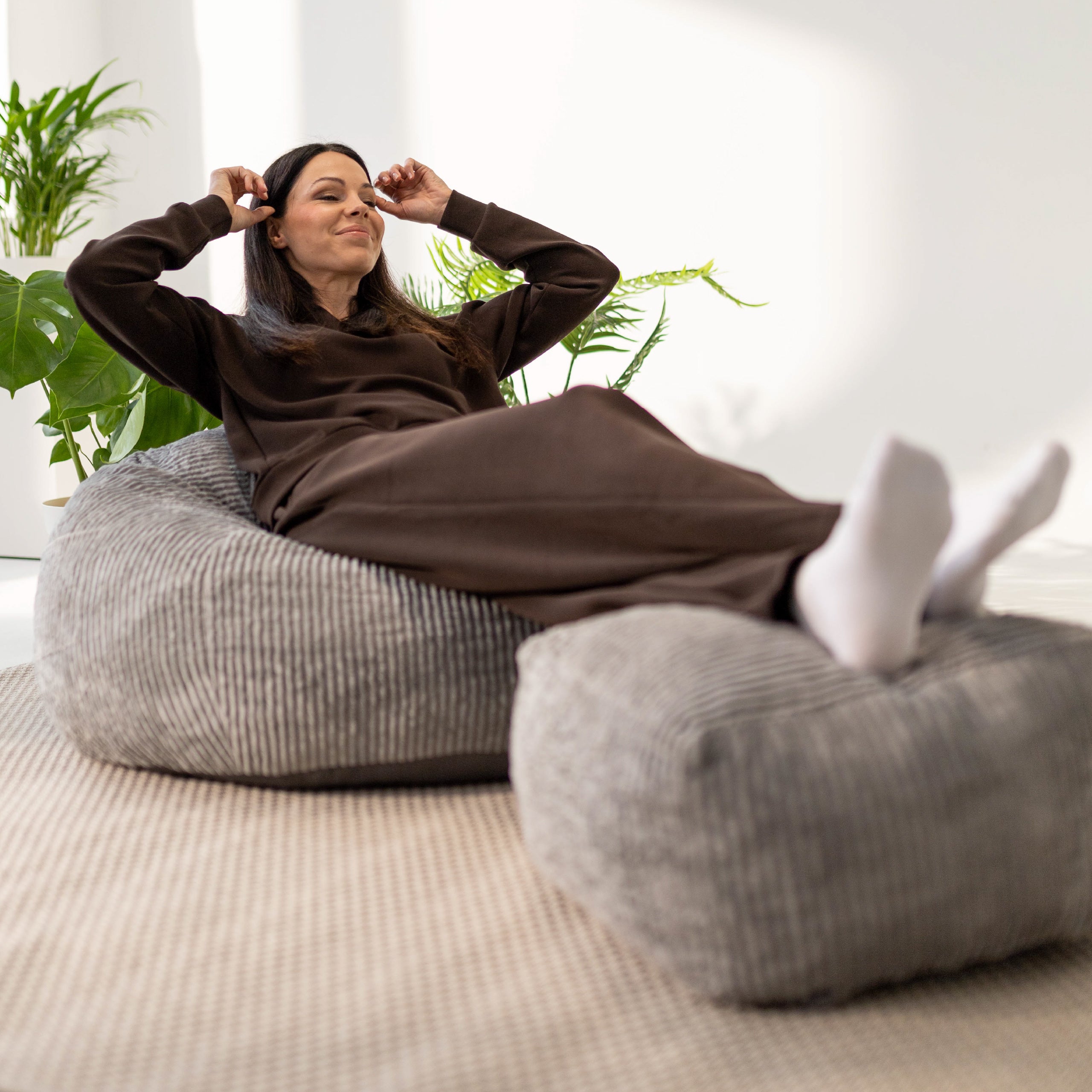 Křeslo puf manšestr s podnožkou Mark Adler Comfy 3.0 Grey