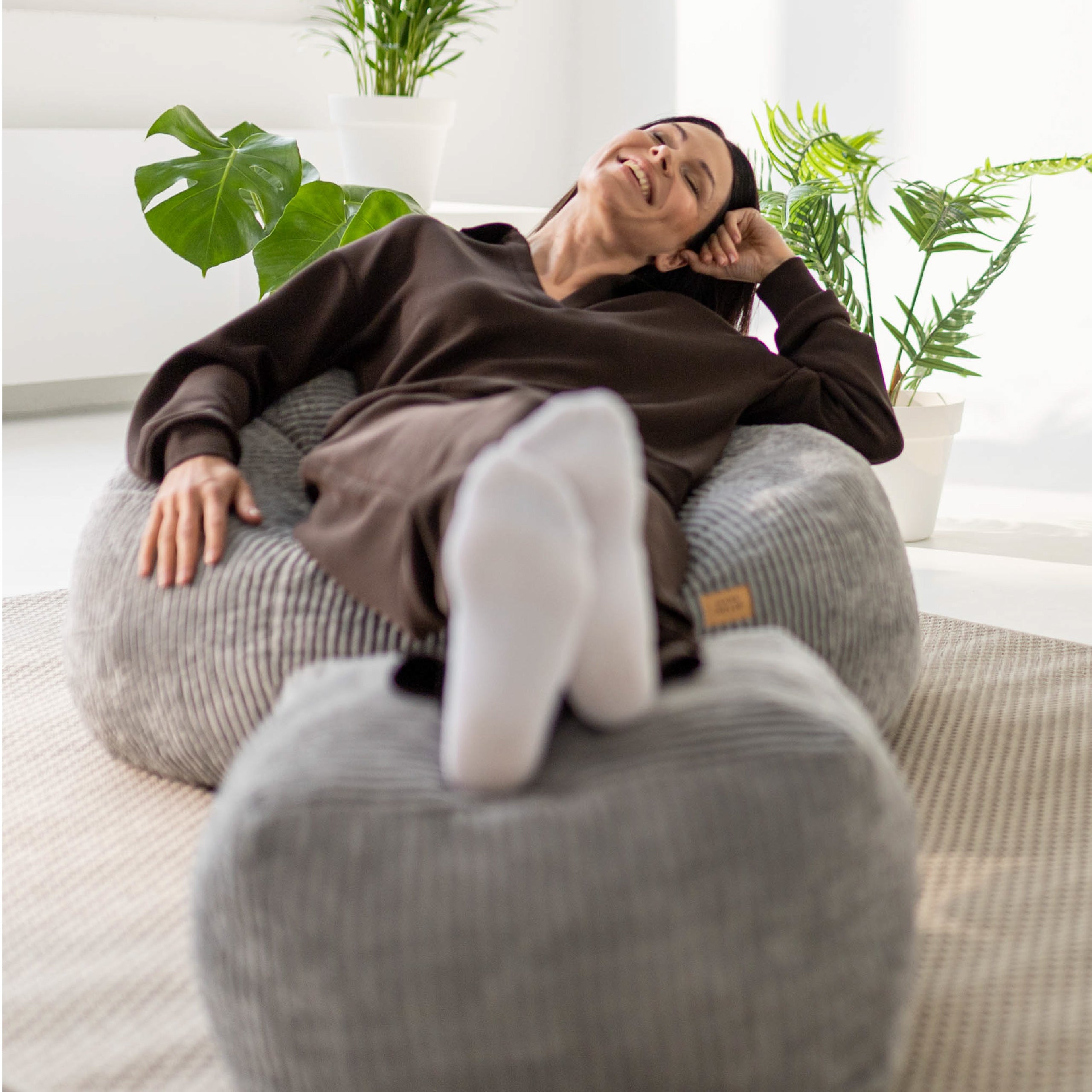 Křeslo puf manšestr s podnožkou Mark Adler Comfy 3.0 Grey